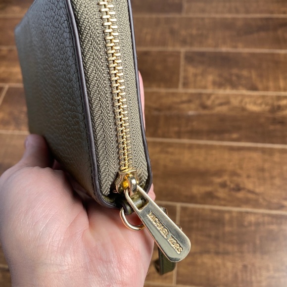 SOLD- Michael Kors wallet - Picture 7 of 10